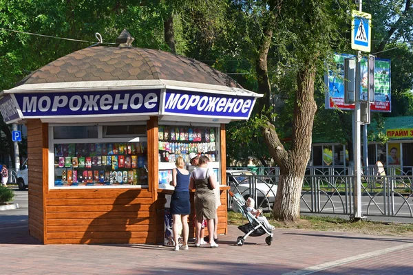 네비노미스크 러시아 2018 네비노미스크 아이스크림의 판매에 파빌리온 사람들 — 스톡 사진