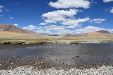 Tibet, Çin. Tibet Platosu, yaz aylarında nehir Ind