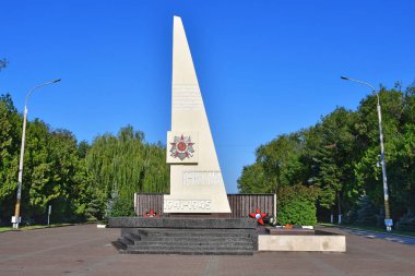 Nevinnomyssk, Rusya, Eylül, 13, 2018. Dikilitaş Sonsuz şöhret Nevinnomyssk barış Bulvarı üzerinde kahramanlar