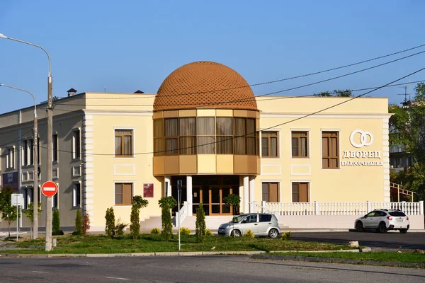 Nevinnomyssk Russia September 2018 Cars Parked Wedding Palace Boulevard Peace — Stock Photo, Image