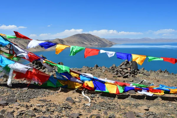 Tibet Boeddhistische Vlaggen Met Mantra Nam Tso Meer Achtergrond Nam — Stockfoto