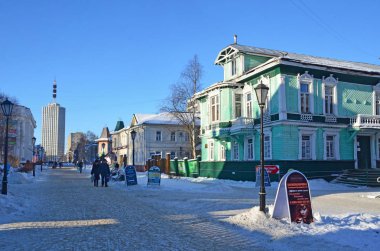 Arkhangelsk, Rusya, 20 Şubat 2018. 1904 yılında akşam Chumbarov-Luchinsky Caddesi üzerinde inşa Chudinov, evin yanında yürüyen insanlar. Rusya, Arkhangelsk şehir
