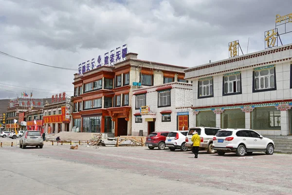 Tibet Kina Juni 2018 Bilar Parkerade Nära Husen Liten Stad — Stockfoto