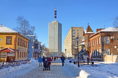 Arkhangelsk, Rusya, 20 Şubat 2018. Chumbarov-Luchinsky olasılığı üzerinde kış akşamları Arkhangelsk içinde yürüyüş insanlar