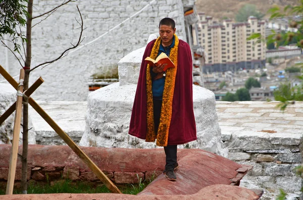 Lhasa China Tibete Junho 2018 Monnk Com Livro Mosteiro Antigo — Fotografia de Stock
