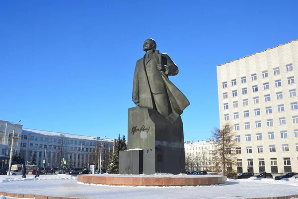 アルハンゲリスク ロシアは 2018 レーニンとアルハンゲリスクの冬の議員の地方議会の建物の記念碑 — ストック写真