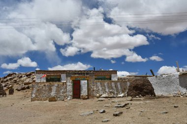 Tibet. Yüksek dağ yerleşim yerlerinden biri olan tipik kırsal evde