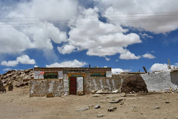 Θιβέτ Τυπικό Σπίτι Της Υπαίθρου Έναν Από Τους Ορεινούς Οικισμούς — Φωτογραφία Αρχείου