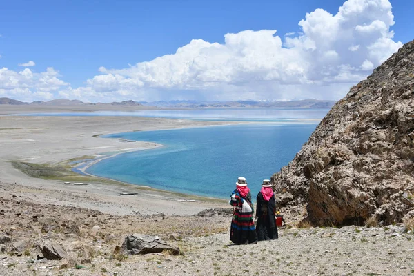 Due Donne Abiti Tradizionali Tibetani Fanno Parikrama Intorno Lago Tere — Foto Stock