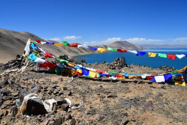Tibet, Budist mantra Bong Co Gölü yaz günü arka planda üzerinde bayraklarıyla
