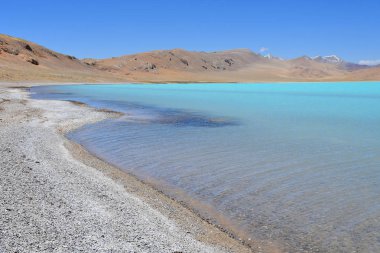 Göller Tibet. Gölü yaz aylarında açık havada Sam Co