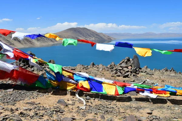 佛教旗帜与魔咒在邦公司湖背景在夏天 — 图库照片