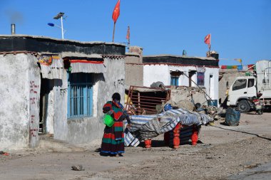 Tibet, Çin, Haziran, 11, 2018. Yaz aylarında küçük köy Yakra içinde yürüyen kadın