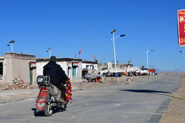 Tibete China Junho 2018 Homem Passeios Moto Estrada Pequena Aldeia — Fotografia de Stock