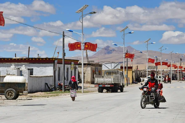 Θιβέτ Κίνα Ιουνίου 2018 Άνθρωπος Στη Μοτοσικλέτα Βόλτες Στο Δρόμο — Φωτογραφία Αρχείου