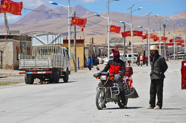 Tibet China June 2018 Two Men Talking Main Street Small — Stock Photo, Image