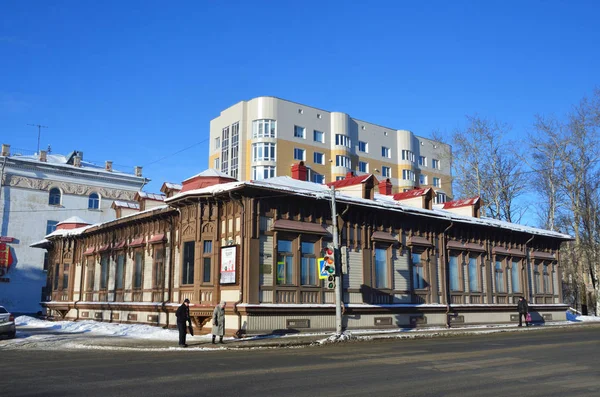 Arkhangelsk Russie Février 2018 Personnes Marchant Près Monument Urbanisme Architecture — Photo