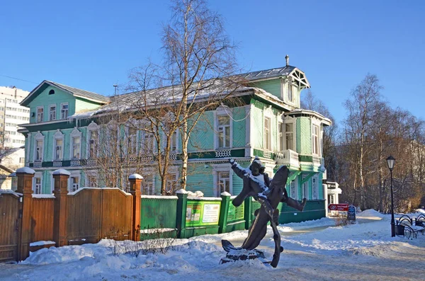 Arkhangelsk Russia February 2018 People Walking House Chudinov Built 1904 — Stock Photo, Image
