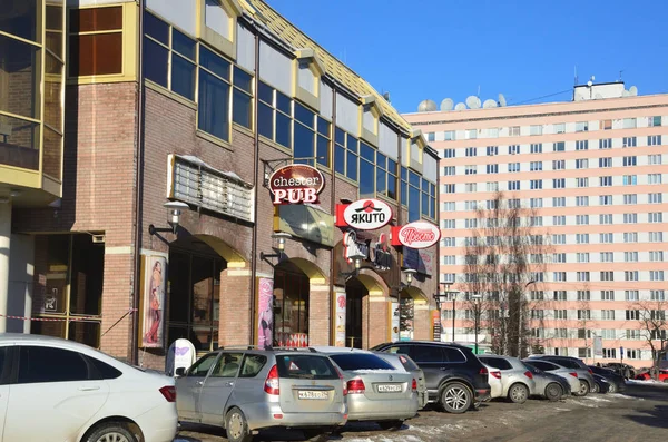 2018年2月20日 俄罗斯阿尔汉格尔斯克 汽车停在房子的地址 三一大道 特洛伊天空前景 从剧院车道一侧 — 图库照片