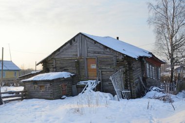 Köy, Abramovskaya (daha düşük Maloshuyka, Vachevskaya). Kış eski ahşap evde. Arkhangelsk region, Rusya Federasyonu