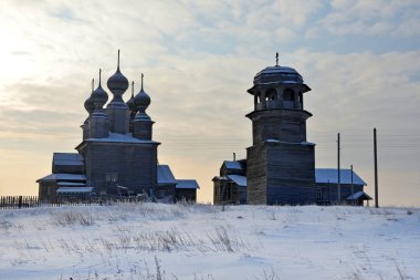 Ahşap Tapınağı karmaşık. Nicholas, Vvedenskaya kilise ve çan kulesi sabah 17-19 yüzyıl. Vorzogory Köyü, Arkhangelsk region, Rusya Federasyonu