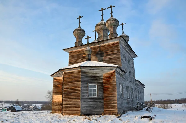 Abramovskaya Maloshuyka Vachevskaya 斯雷滕斯卡亚教堂在一座小山上 1873年 俄罗斯 阿尔汉格尔斯克地区 奥涅加区 — 图库照片