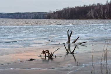 Akşam kış manzarası göl Uvildy Adası Vyazovy kıyısına. Güney Ural, Chelyabinsk bölgesi