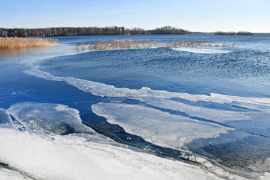 Doğal anıt - göl Uvildy açık havada, Çelyabinsk geç sonbaharda. Rusya