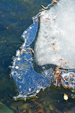 Chelyabinsk oblast, doğa anıt - göl Uvildy. Buz, ejderha ile benzer ince parçalar