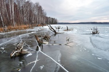 Akşam kış manzarası göl Uvildy Adası Vyazovy kıyısına. Güney Ural, Chelyabinsk bölgesi