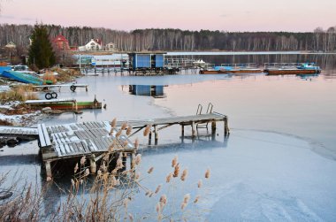 Alacakaranlıkta, Çelyabinsk, Rusya Federasyonu, Kasım ayında göl Uvildy kıyısında