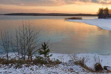 Lake Uvildy içinde Kasım vasıl günbatımı geç Güz, Güney Urallar, Rusya