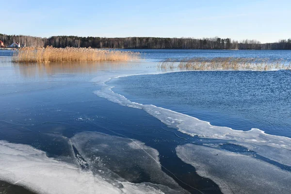 Açık havada, Çelyabinsk geç sonbaharda güzel göl Uvildy. Rusya