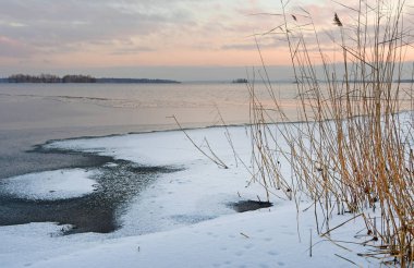 Geç sonbaharda gündoğumu Gölü Uvildy üzerinde. Güney Ural, Çelyabinsk, Rusya Federasyonu