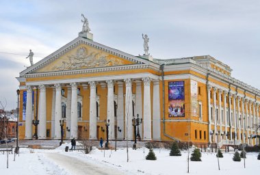 Chelyabinsk, Rusya, Aralık, 01, 2018. Bulutlu kış hava, Chelyabinsk Glinka Opera ve Bale Tiyatrosu