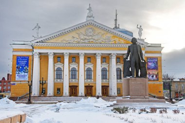 Chelyabinsk, Rusya, Aralık, 01, 2018. M.I.Glinka Anıtı önünde bulutlu kış günü, Chelyabinsk Opera ve Bale Tiyatrosu 