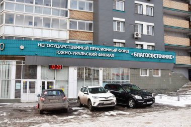 Chelyabinsk, Rusya, Aralık, 01, 2018. Arabalar park Güney Ural Şubesi olmayan devlet emeklilik fonu 