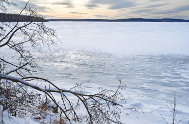 Chelyabinsk bölgesi kış akşamları doğa anıtı Gölü Uvildy. Rusya