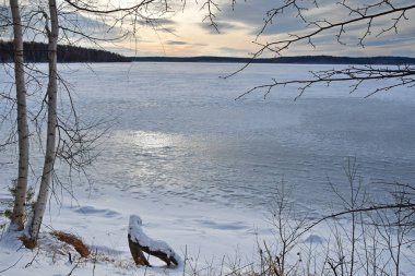Chelyabinsk bölgesi kış akşamları doğa anıtı Gölü Uvildy. Rusya