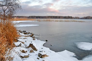 Doğal anıt - göl Uvildy alacakaranlıkta geç sonbaharda. Chelyabinsk bölgesi. Rusya