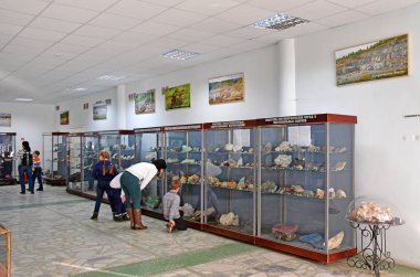 Mias, Çelyabinsk, Rusya, Kasım, 14, 2018. İnsanlar Ilmensky rezerv müzenin koridorda gezi