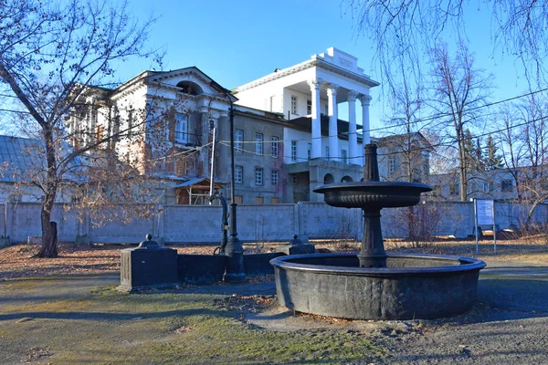 Den Kollapsande Monumentet Arkitektur Demidov Estate Vita Huset Och Fontänen — Stockfoto