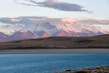  Kutsal Rakshas Tal Gölü ve Ngari içinde Gurla Mandhata zirvesinde günbatımı, Batı Tibet, Çin. Bu göl olarak da bilinen şeytanlar Gölü, Ravana Tal veya Ravan Harda, Langa Tso Hindu din