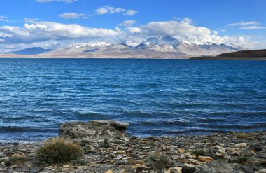 Kutsal Rakshas Tal Gölü ve Ngari Gurla Mandhata tepe yaz, Batı Tibet, Çin. Bu göl olarak da bilinen şeytanlar Gölü, Ravana Tal veya Ravan Harda, Langa Tso Hindu din