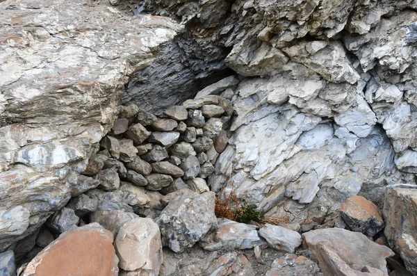 チベット Rakshas タルの海岸湖に小さな洞窟の入り口 — ストック写真