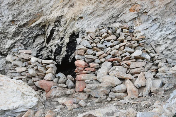 Rakshas Tal 湖岸边的小洞穴中石出的入口 — 图库照片