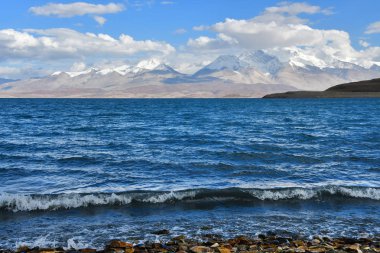 Kutsal Rakshas Tal Gölü ve Ngari Gurla Mandhata tepe yaz, Batı Tibet, Çin. Bu göl olarak da bilinen şeytanlar Gölü, Ravana Tal veya Ravan Harda, Langa Tso Hindu din