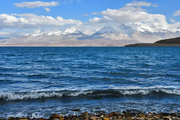 聖なる Rakshas タル湖と夏 チベット中国西部のガリのグルラマンダータ ピーク この湖としても知られている悪魔 ラーヴァナ タルや実況 解説の知らせ ヒンズー教の宗教のランガ — ストック写真