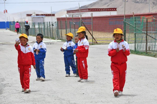 Тибет Китай Июня 2018 Года Дети Тибета Улице Маленькой Деревни — стоковое фото
