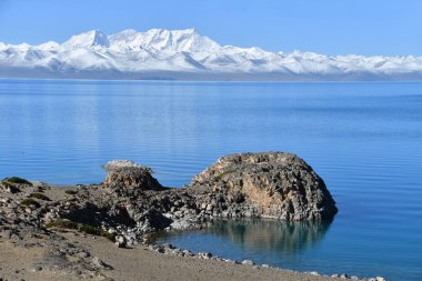 Tibet, göl Nam-Tso (Nam Tso) ve yaz aylarında Nyechen Tangla dağ